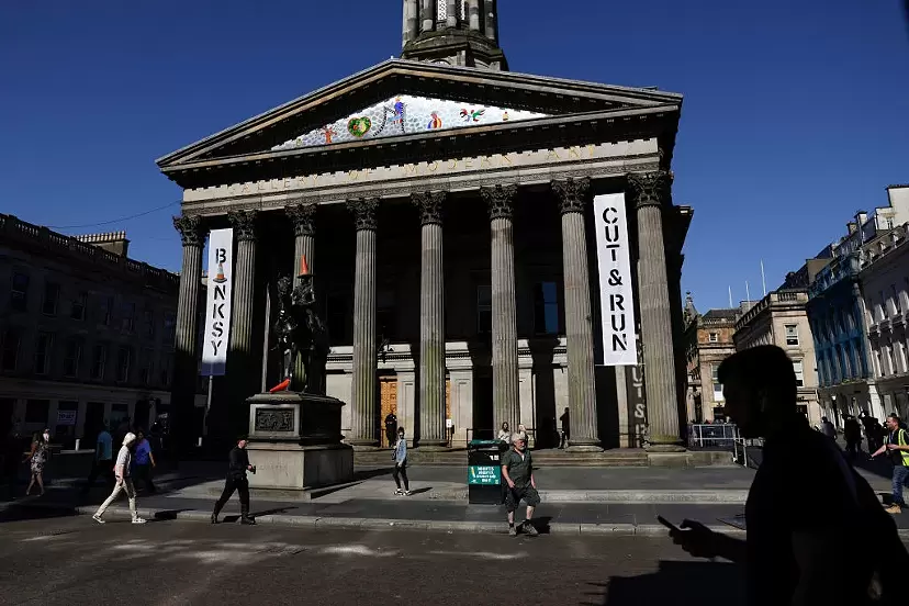 バンクシーがイギリスで14年ぶりの公式個展。門外不出のステンシルも初公開！｜ARTnews JAPAN