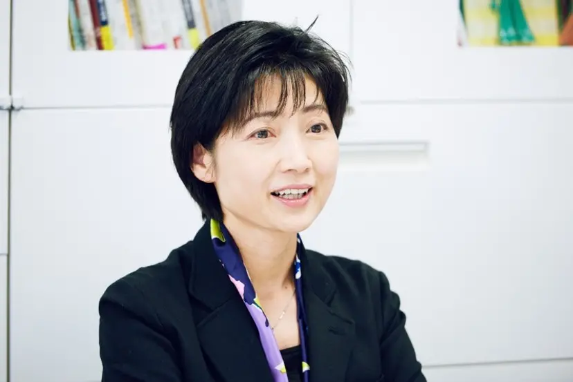 ◇岡本半三『うしろむき』油彩 4号 直筆サイン入り まあるい雰囲気の穏やかな作品 ◇岡本半三『うしろむき』油彩 4号 直筆サイン入り まあるい