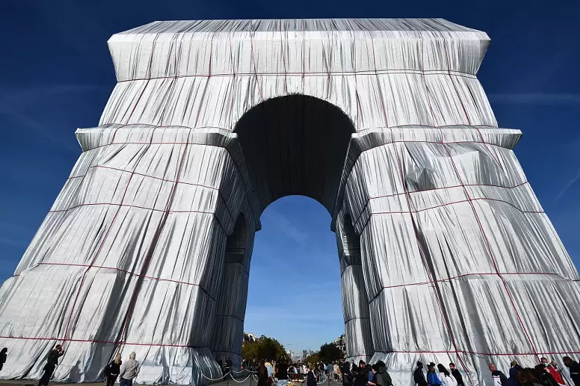 クリストとジャンヌ=クロードによる《Arc de Triomphe, Wrapped（包まれた凱旋門）》の素材が、2024年パリ・オリンピックのテントに！｜ARTnews JAPAN