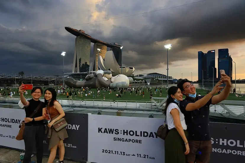 KAWSのパブリックアート展示中止をめぐる争いが決着。シンガポールのアートNPOが主催者に謝罪|ARTnews JAPAN
