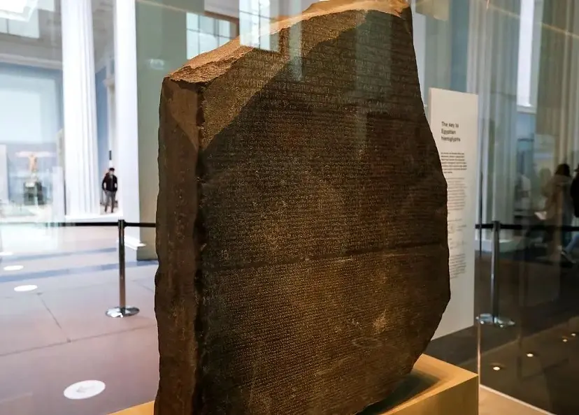 エジプトにロゼッタストーンの返還を求める嘆願書に、2500人以上の考古学者が署名｜ARTnews JAPAN