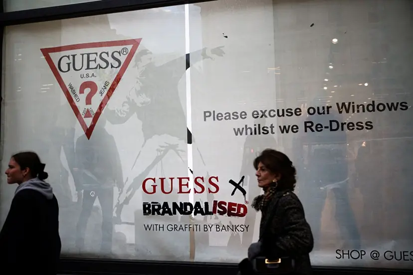 バンクシーが万引き犯に協力を要請？ ファッションブランドのGUESSによる盗作疑惑を受けて｜ARTnews JAPAN