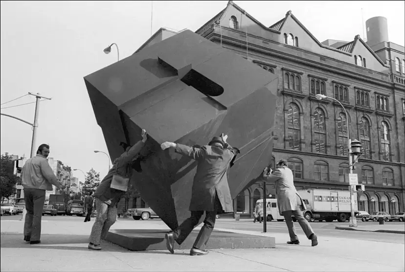 ニューヨークで必見のパブリックアート20選──9.11を生き延びた球体、イサム・ノグチの「サイコロ」、唯一のキース・ヘリング彫刻など｜ARTnews JAPAN