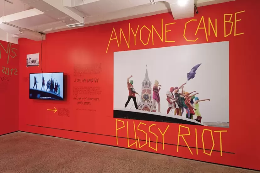 なぜ彼女たちは「悪魔とのダンス」を踊り続けるのか。プッシー・ライオットの個展が突きつける鋭すぎる問い｜ARTnews JAPAN