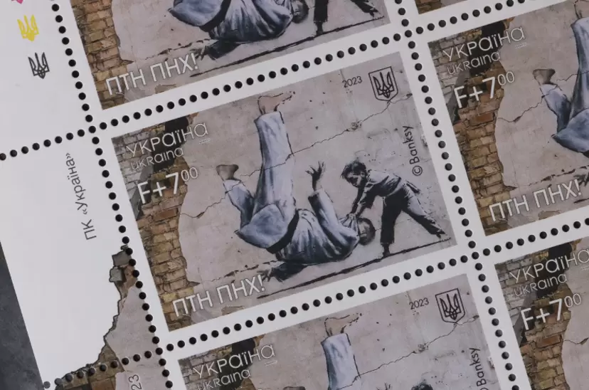 ウクライナでプーチン批判の切手が発売。バンクシーの壁画を採用｜ARTnews JAPAN