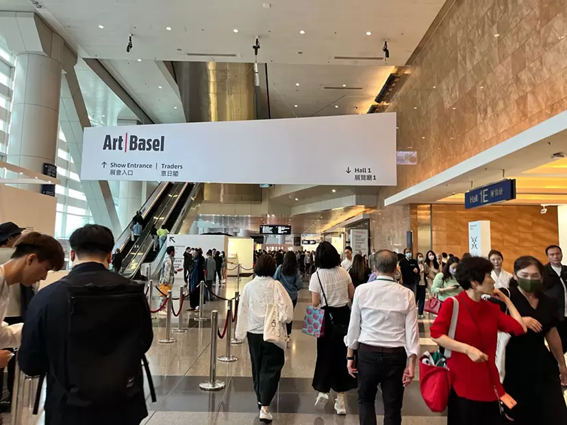 アート・バーゼル香港のベストブース8選。目立つ弾圧、迫害、差別を表現した作品｜ARTnews JAPAN