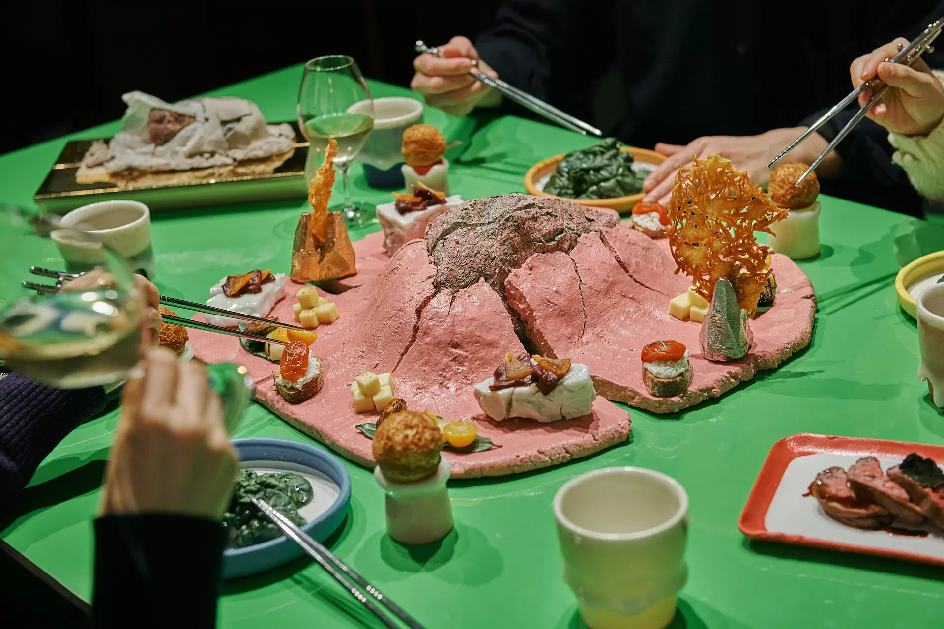 桑田卓郎＋く「窯上げうどん」 | ArtSticker