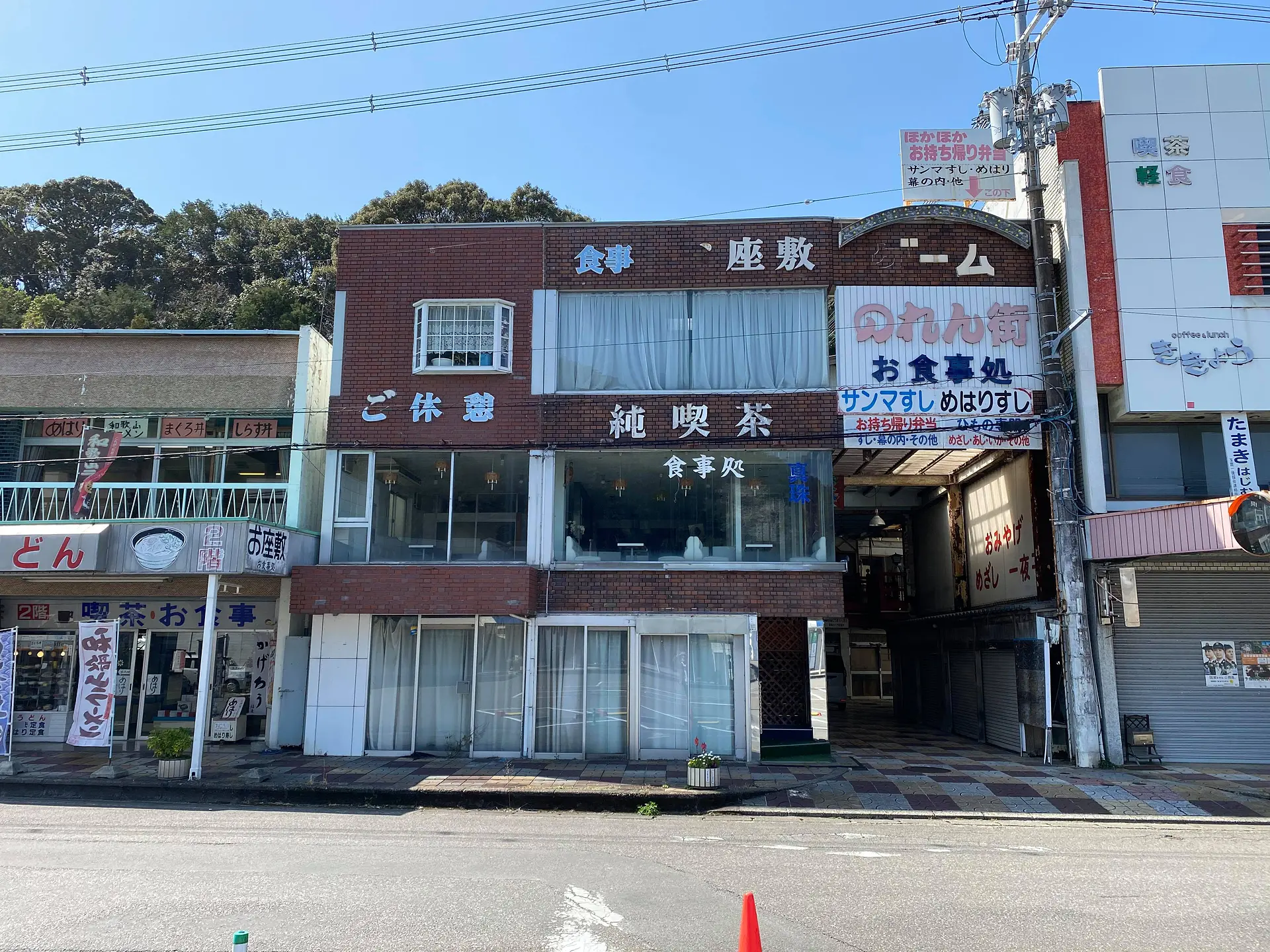 木村二朗「敦煌　莫高窟」3号油彩,封蝋風マチエル,シーサイドホテル舞子ヴィラ個展 KINAN ART WEEK 2021 ミン・ウォン《偽娘恥辱㊙部屋》（2019）鑑賞