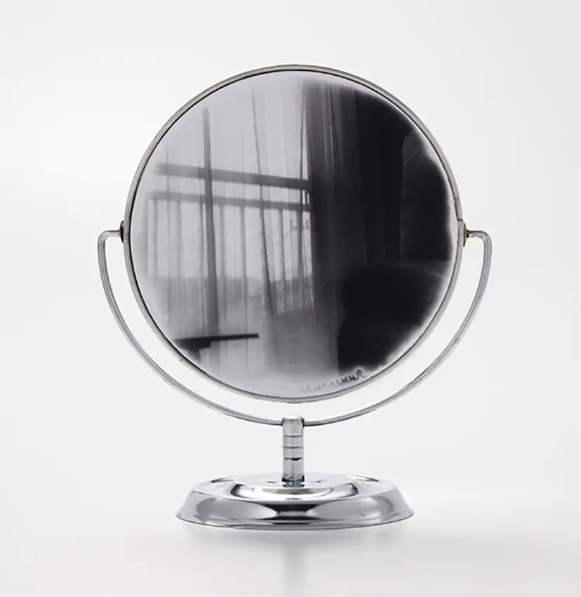 Mirrors:鈴木邸卓上の丸鏡 by Nozomi Suzuki
