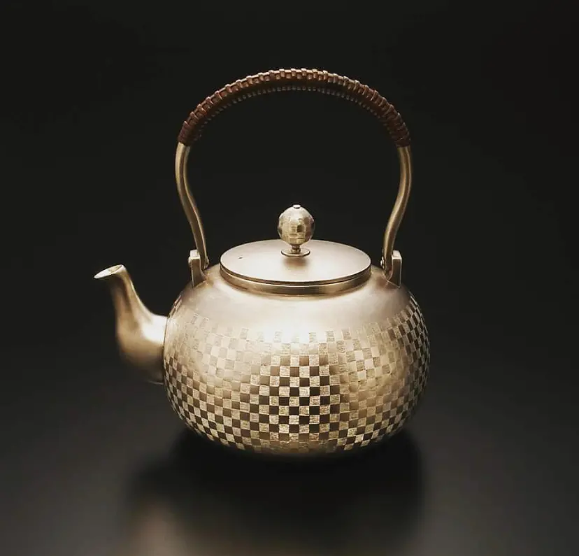 純銀製市松ゴザ目文湯沸 by 上川 宗達 | 現代アートの販売・通販