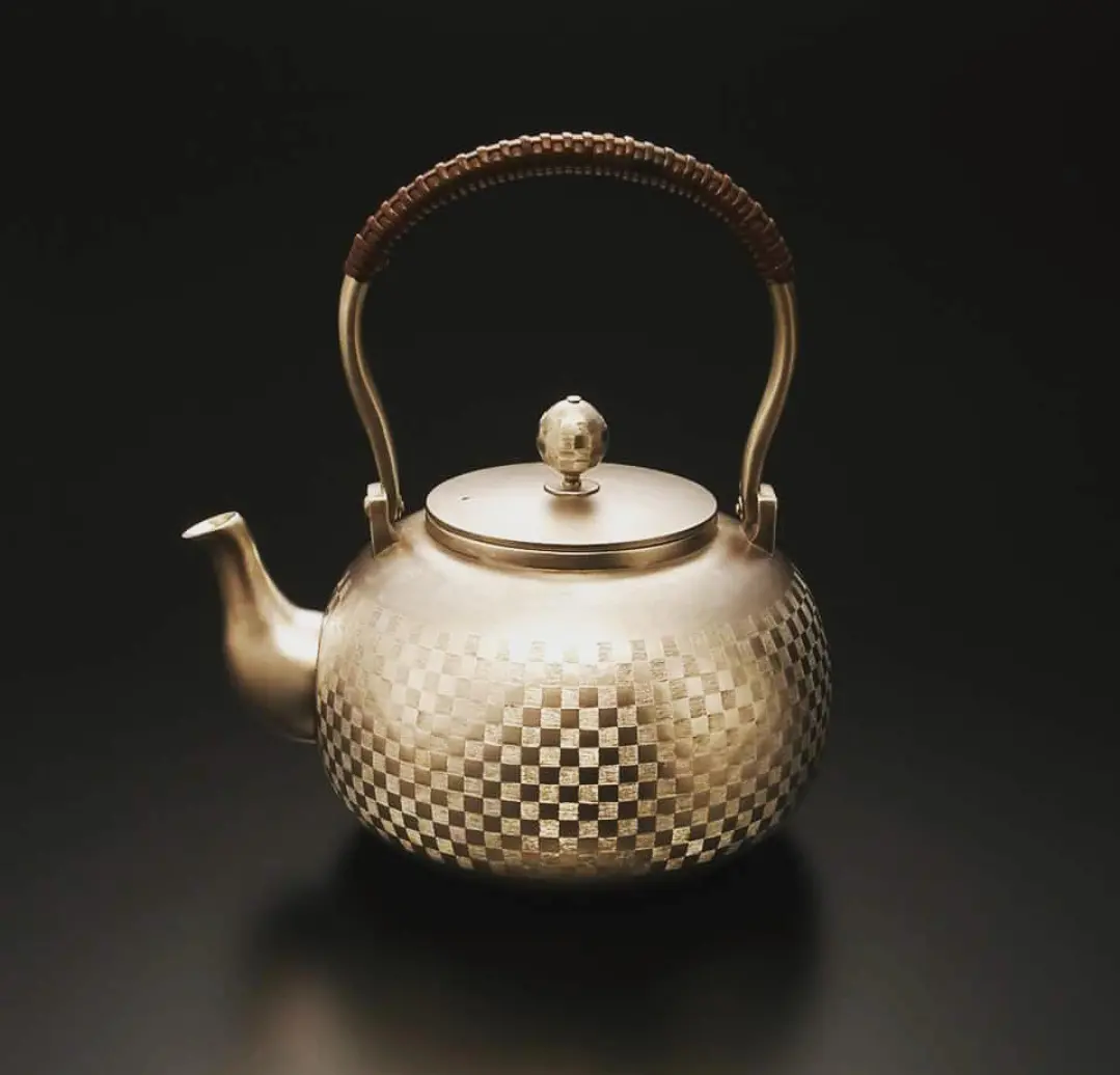 純銀製市松ゴザ目文湯沸 by 上川 宗達 | 現代アートの販売・通販