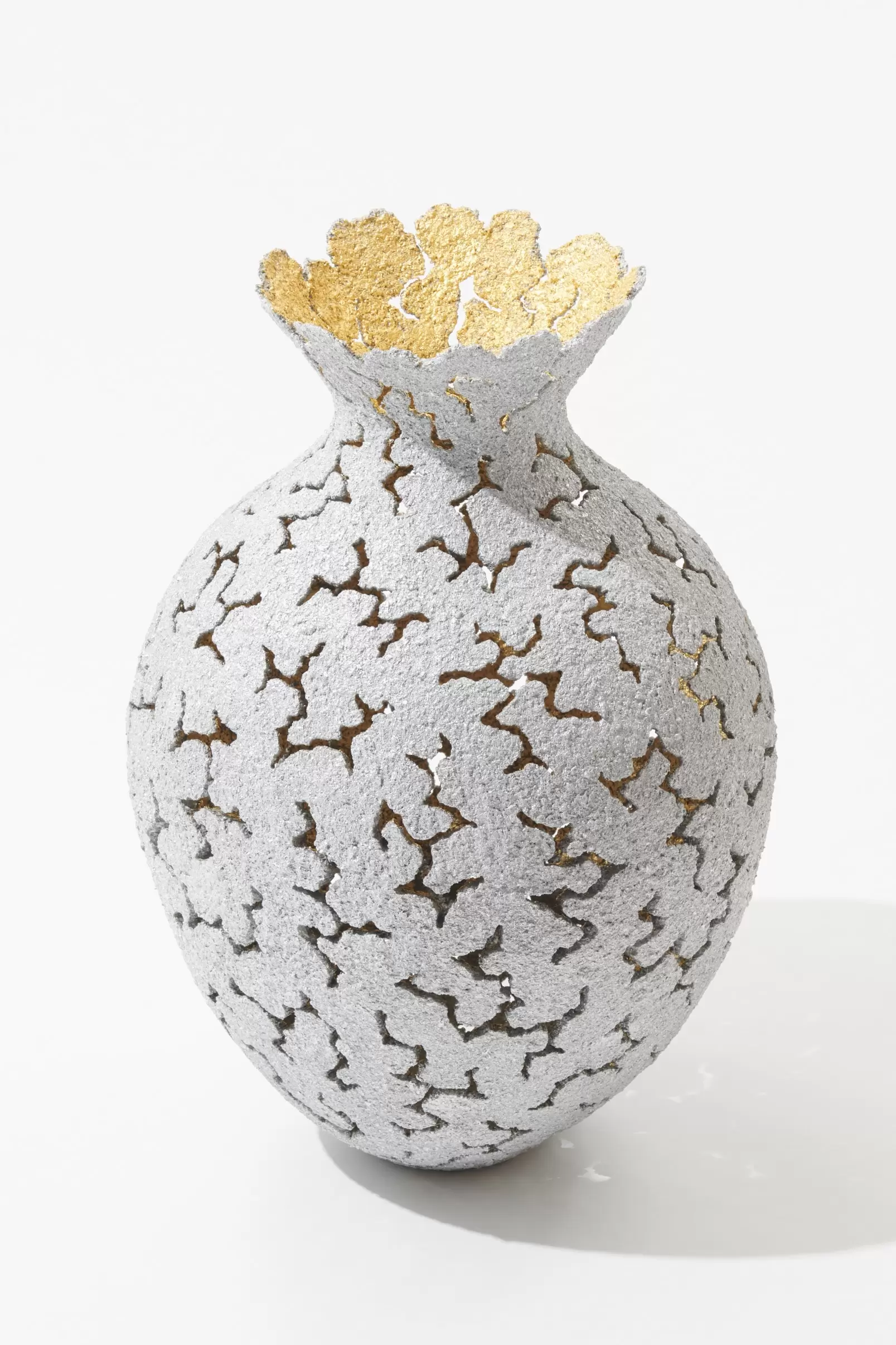 Biophilia; Hatch Vase by 外山和洋 | 現代アートの販売・通販