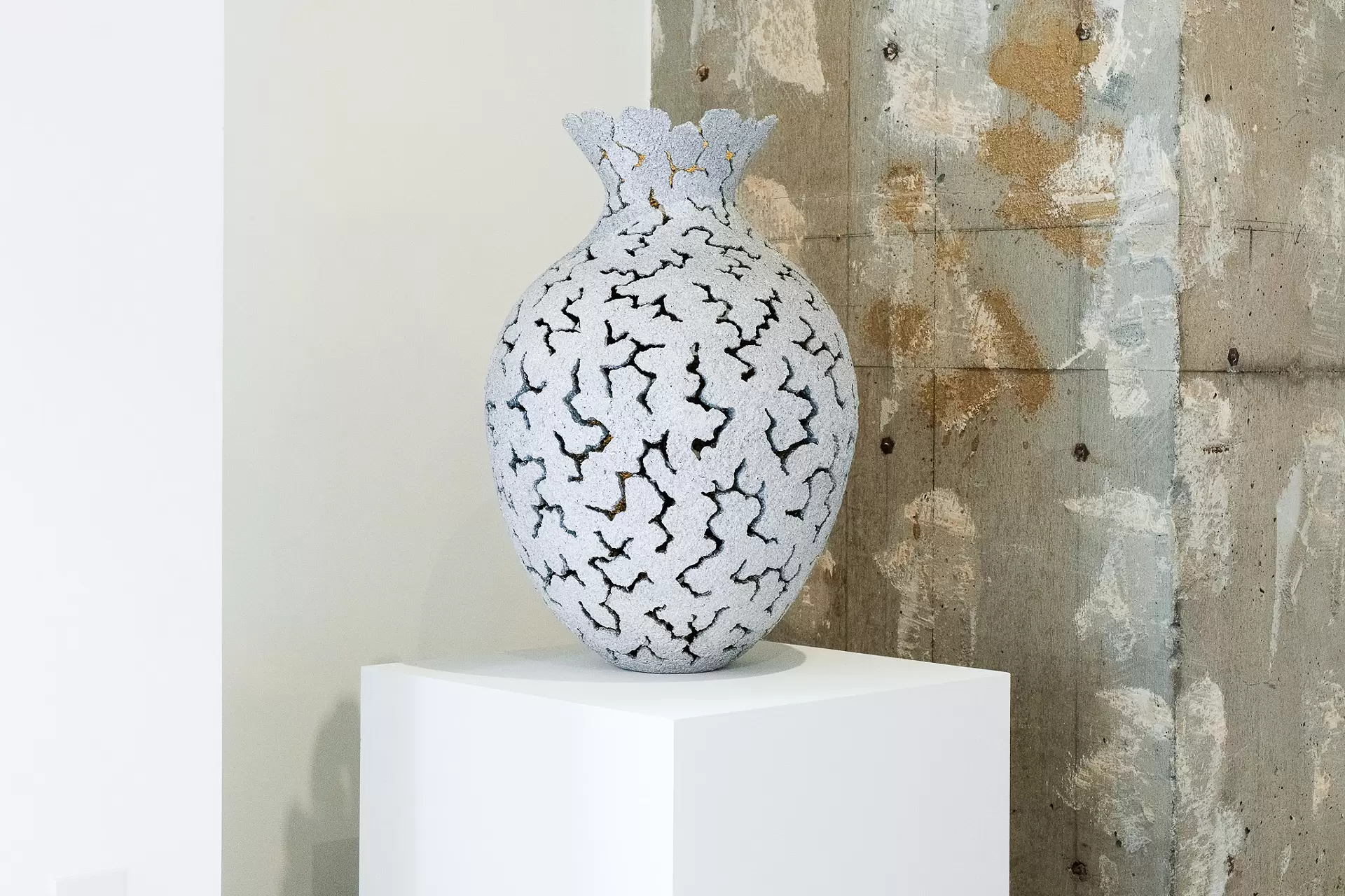 Biophilia; Hatch Vase by 外山和洋 | 現代アートの販売・通販