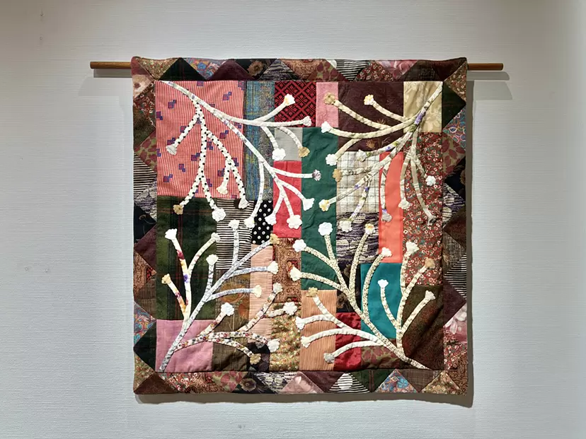 Flower Garden of Old Clothes / かすみ草のタペストリー by 嘉春佳
