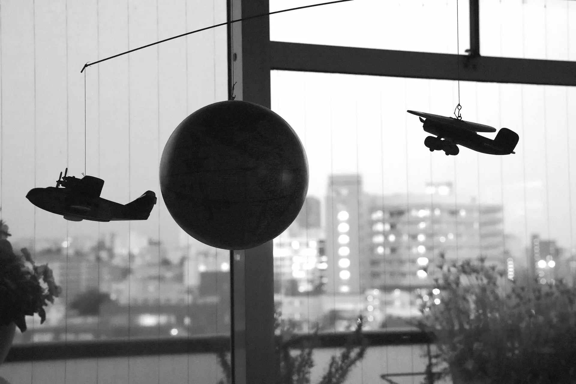 「STAY HOME」〜no.6 窓辺の飛行機 2020