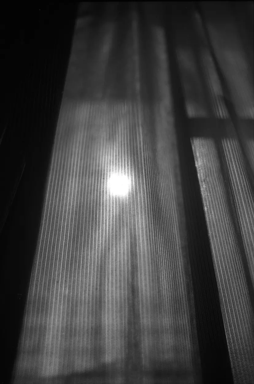 カーテン越しの太陽 by Kenichi Kizuki