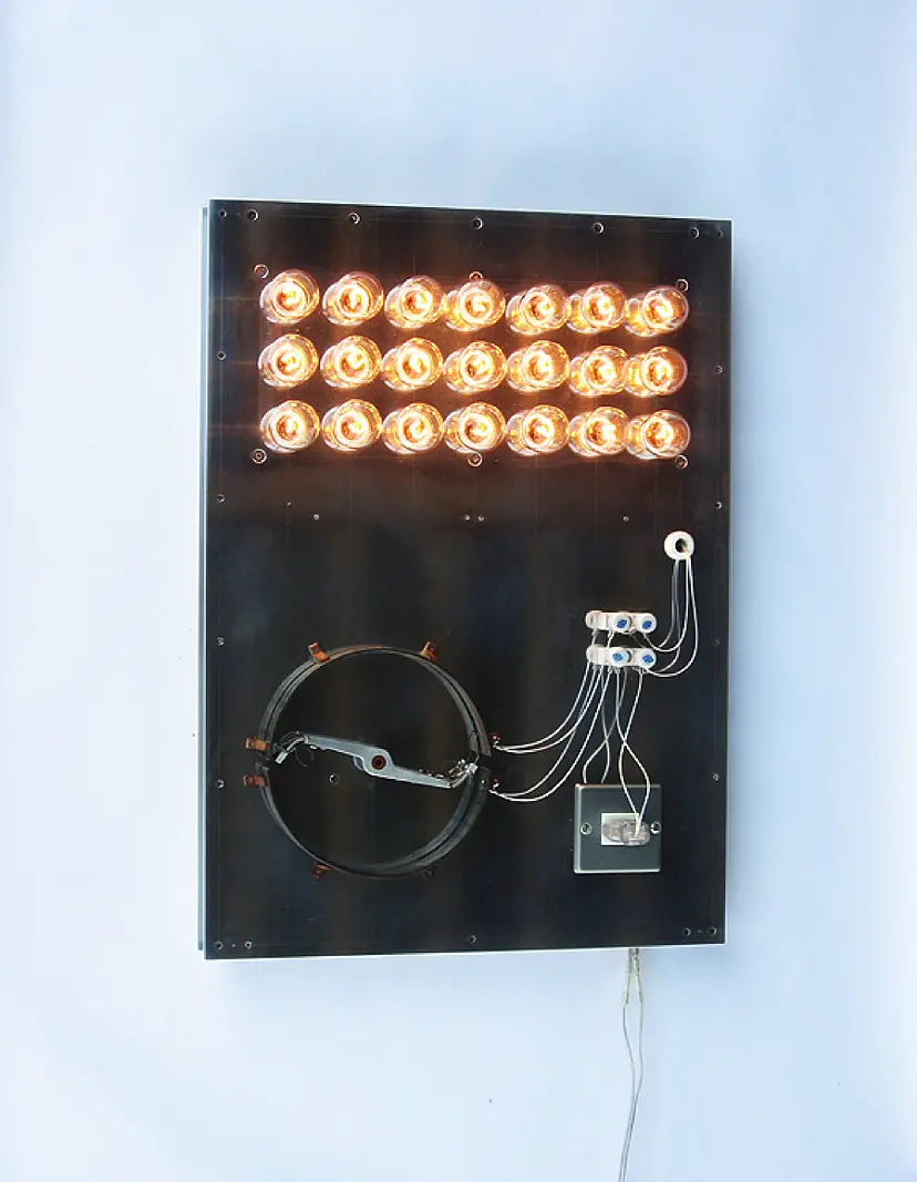 21の白熱灯のための接点 / Point of Contact for 21 Incandescent Lamps by タムラ サトル