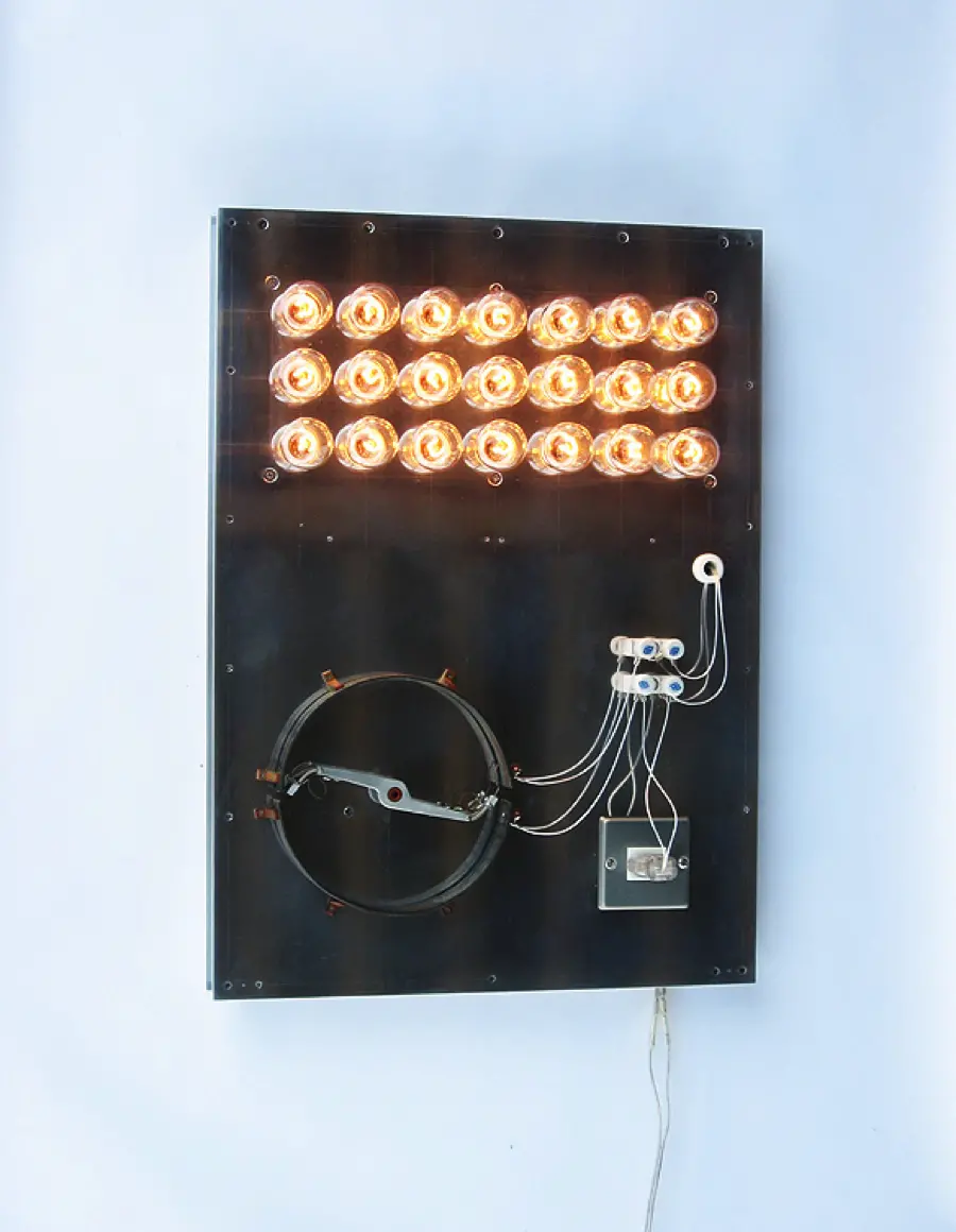 21の白熱灯のための接点 / Point of Contact for 21 Incandescent Lamps