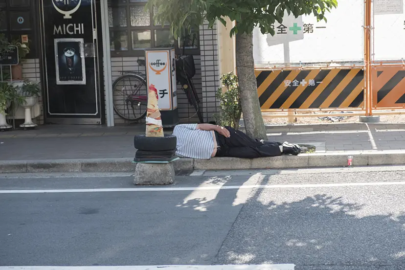 寝る人/Sleeping person by 鈴木理恵子