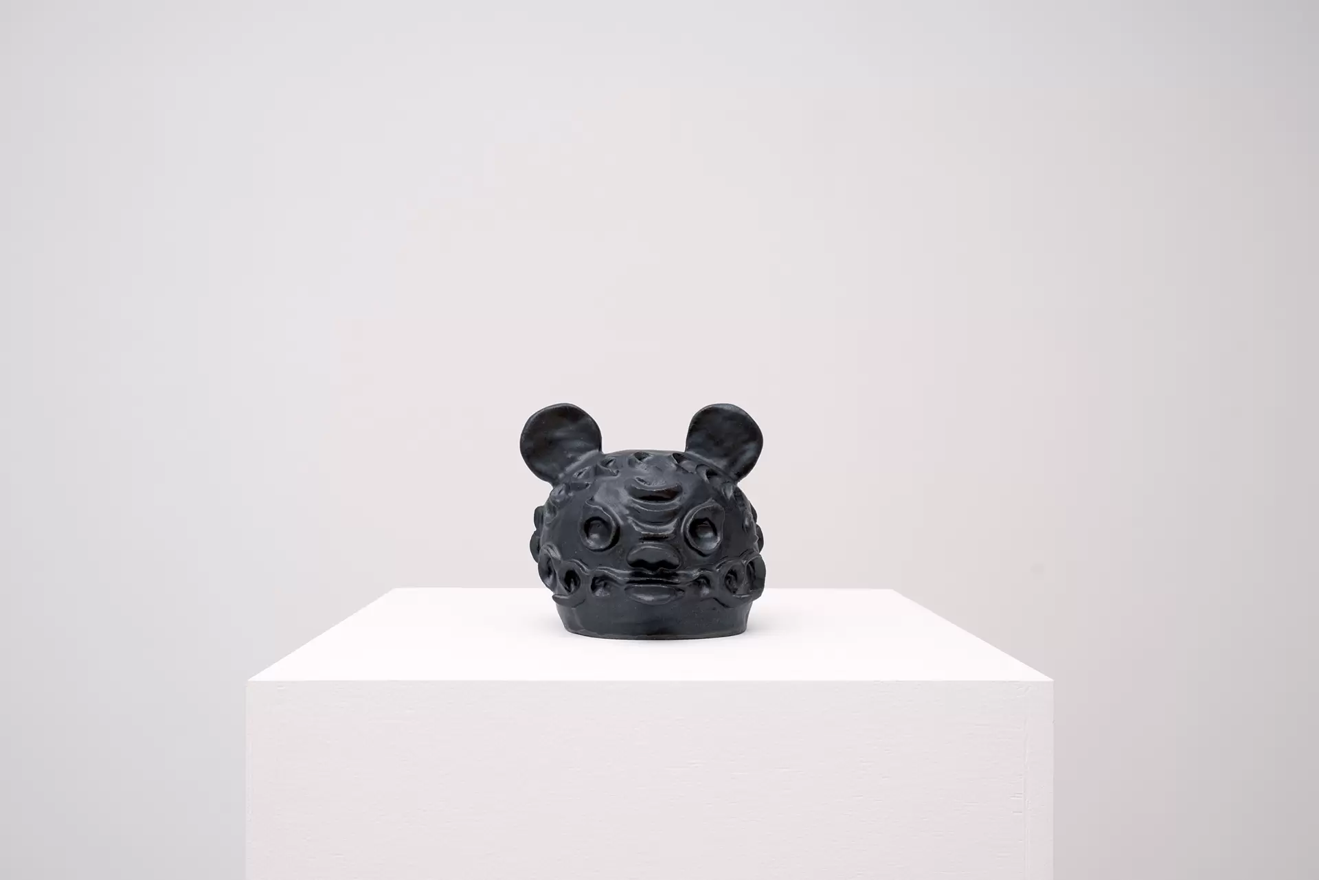 【abc18】手彫帽頂 天然石 極細工 在銘 置物 中国美術品 BC241007 by 小池 一馬 | Kazuma Koike | 現代アートの販売