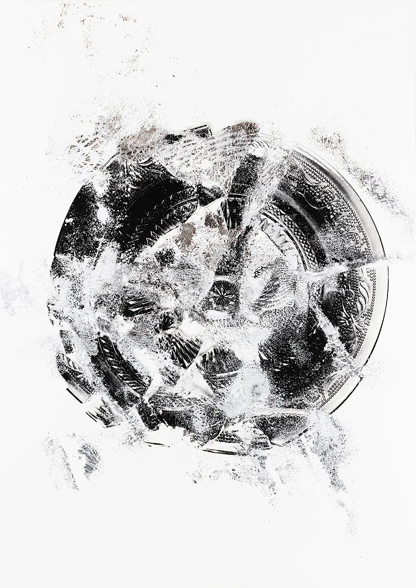 Crushed/Glass dish BK #2 by 栗棟 美里