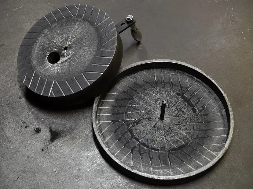 iron-oxide painting “D.L./S****22” by 加藤 智大 | 現代アート