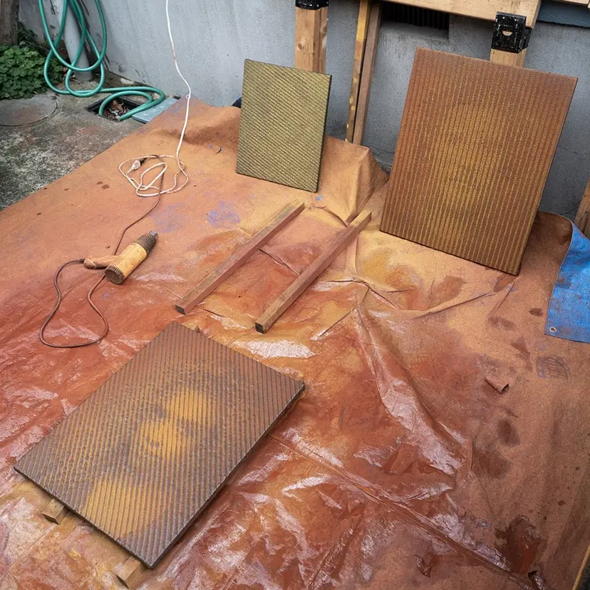 iron-oxide painting “D.L./S****22” by 加藤 智大 | 現代アートの販売