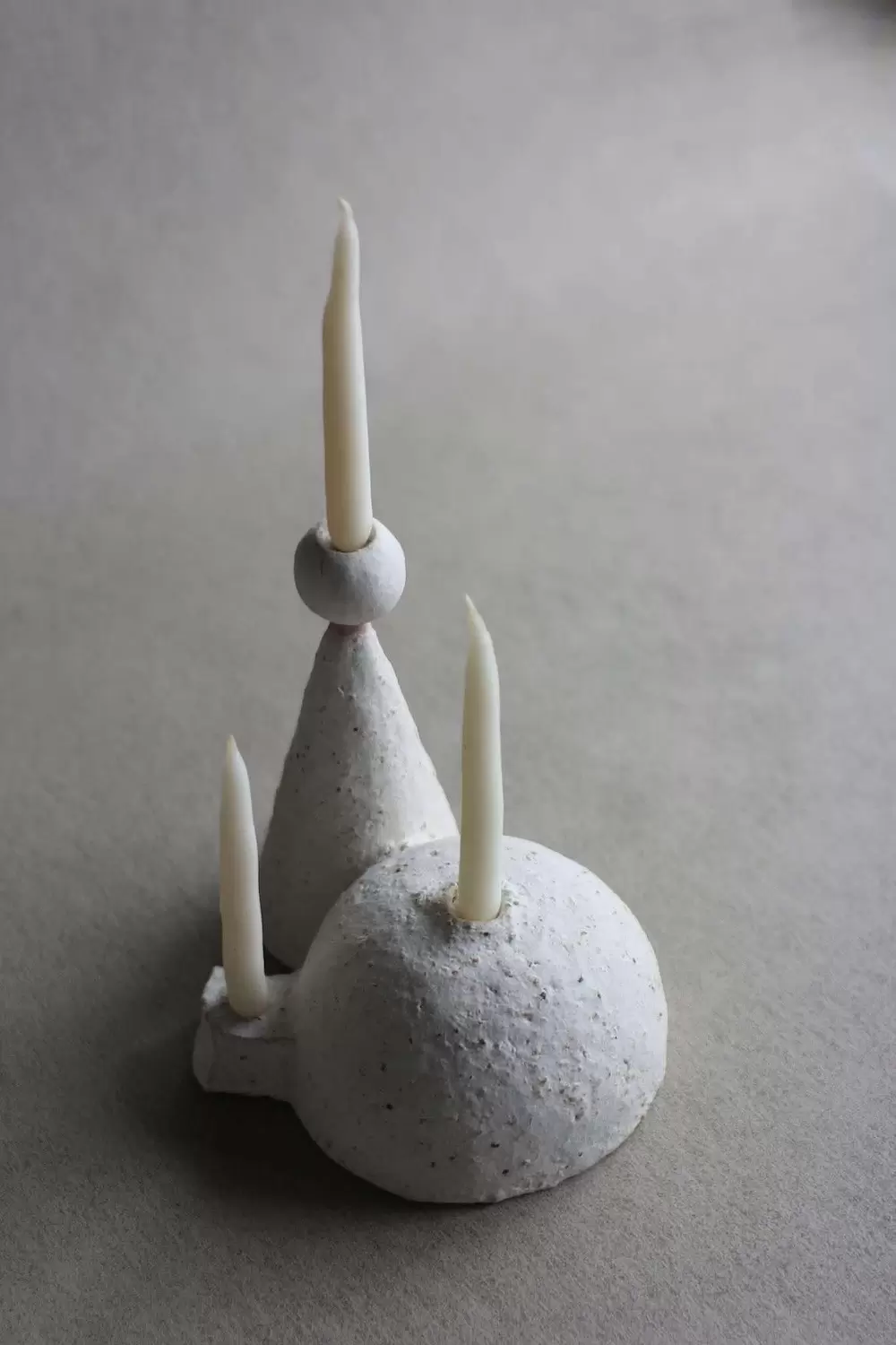 Tsai I Fang の White Sculptural Candle Holder 白色雕塑燭台 が購入