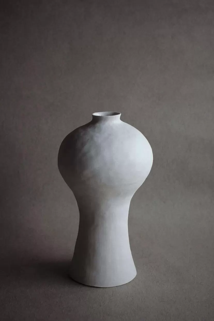 Hand-Pinched White Porcelain Vase 白瓷手捏花器 by 蔡宜芳 Tsai I Fang