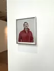 赤い革のコートを着ている