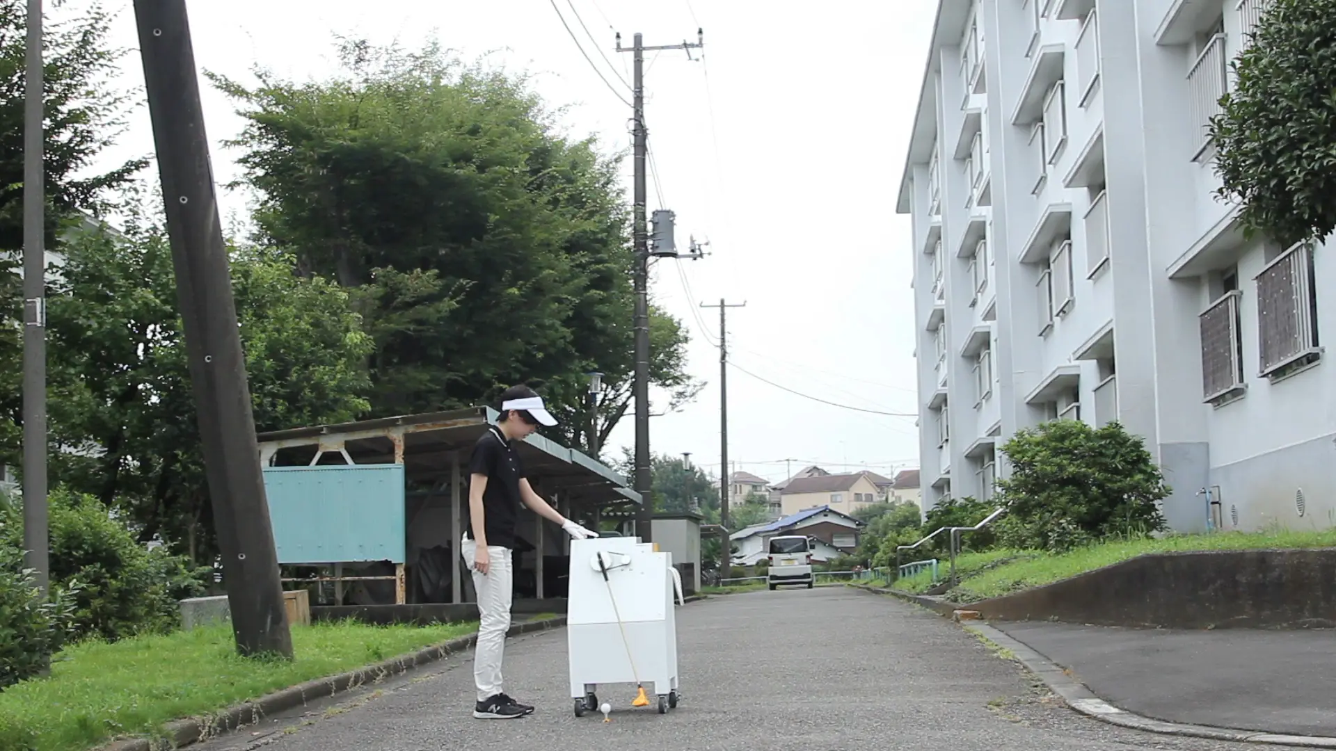 隣り合う人の顔も知らぬまま