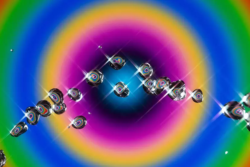 青い静寂に落ちる水 by 藤原来夢 | 現代アートの販売・通販 | ArtSticker