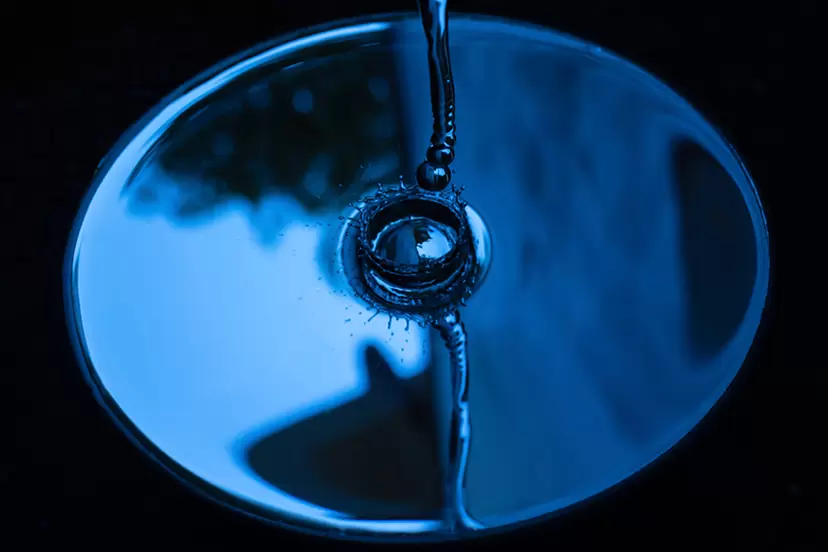 青い静寂に落ちる水 by 藤原来夢 | 現代アートの販売・通販 | ArtSticker