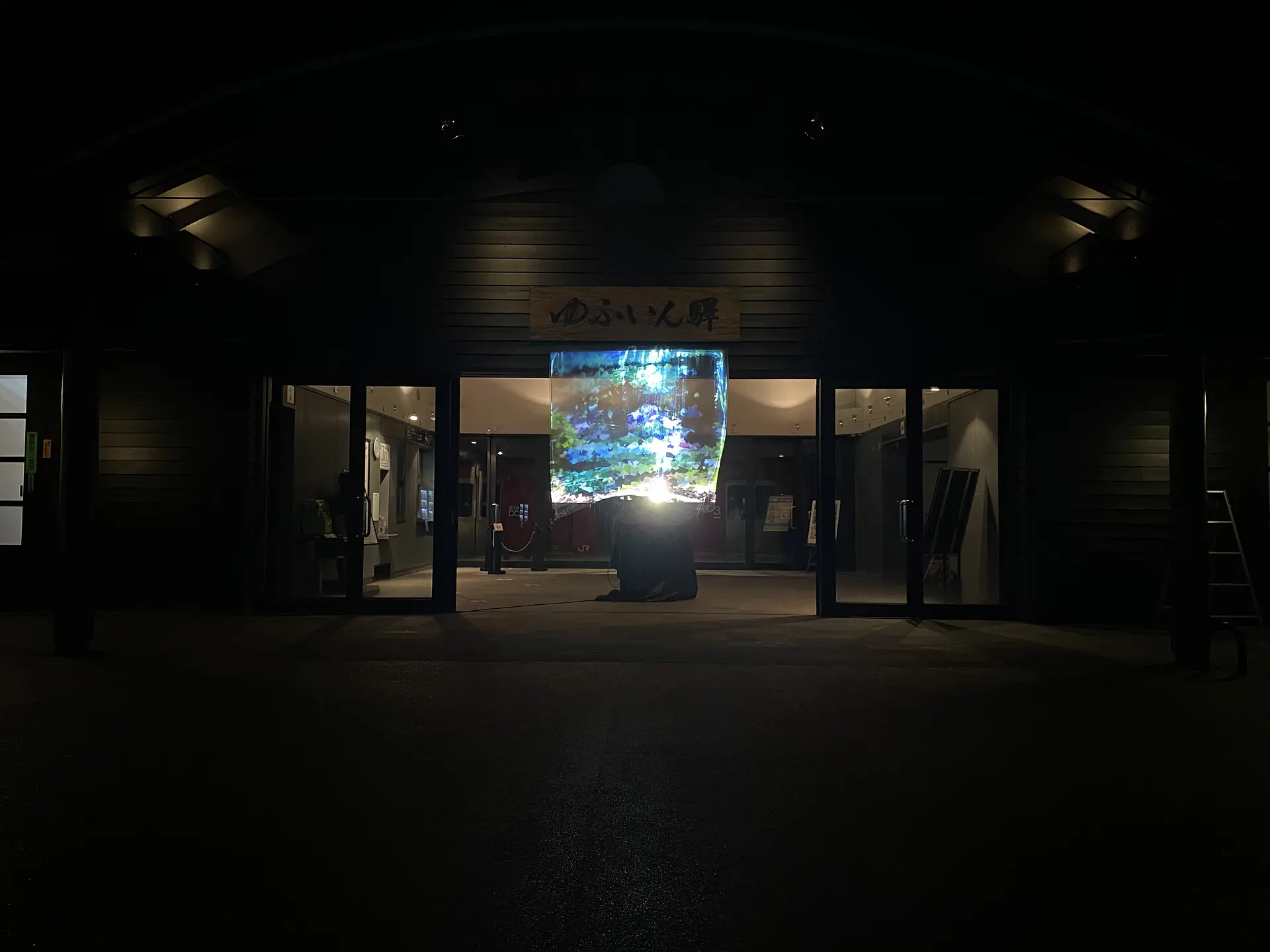 Visible ≠ Fleeting / そこにいるけど、どこにもいない