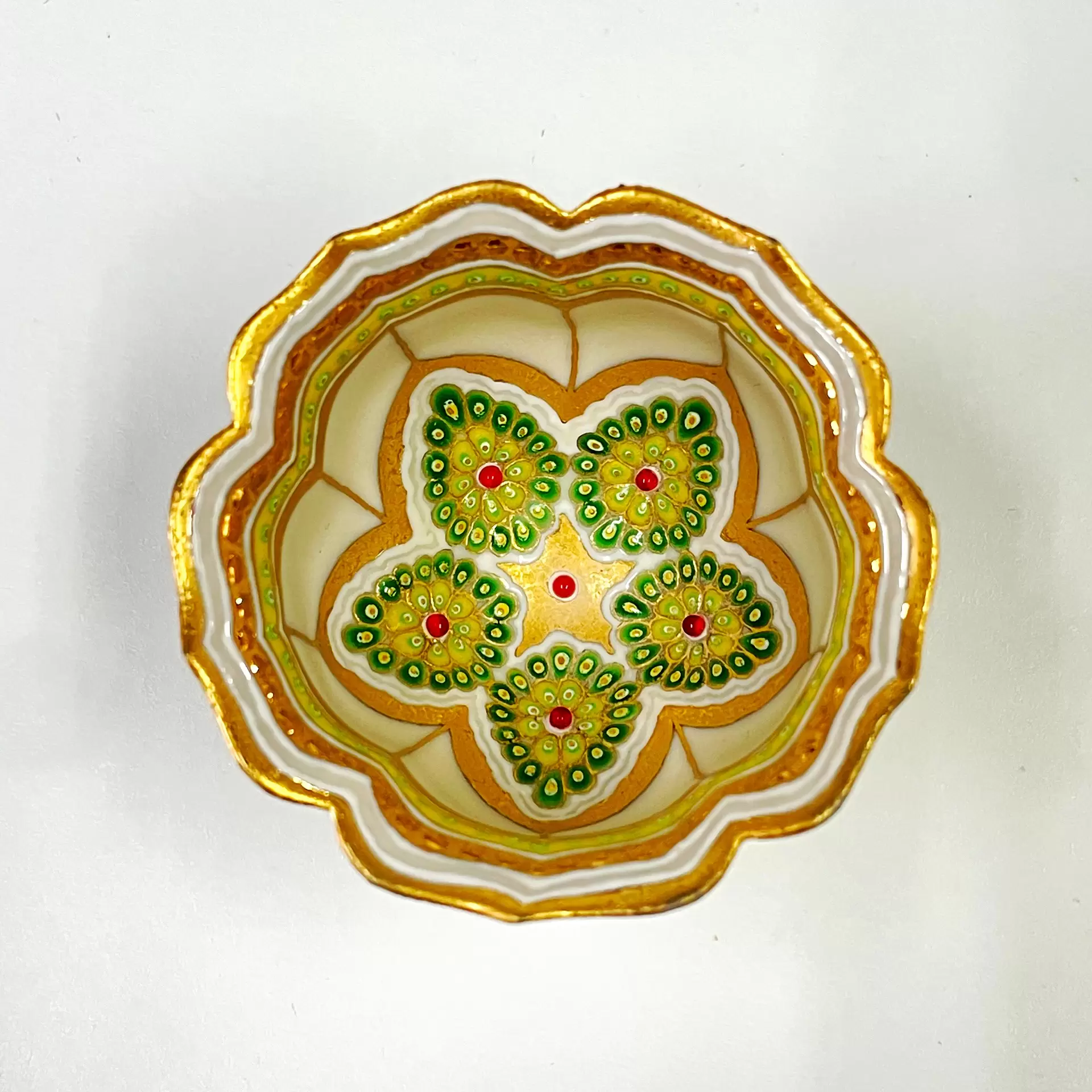 一華五葉を開く 盃 by 富田 美樹子 | Online art store for