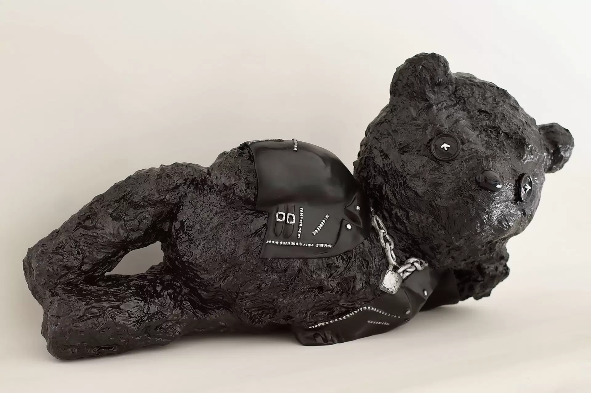 果報は寝て待て (PUNKUMA /BLACK) by 塩見真由 | 現代アートの販売