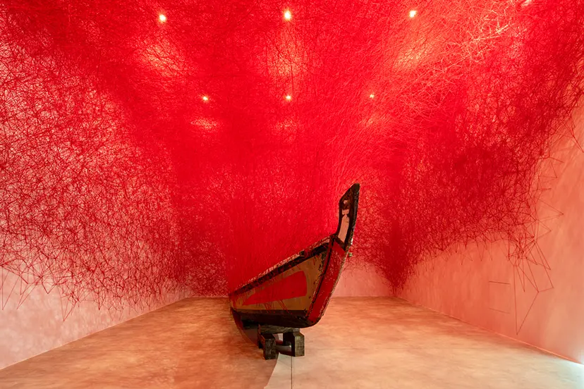水の記憶 by Chiharu Shiota