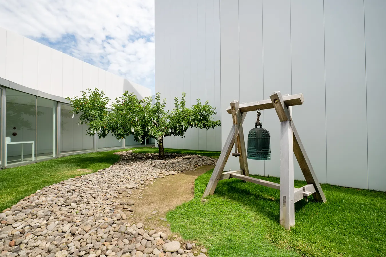 念願の木 ／ 三途の川 ／ 平和の鐘 by オノ・ヨーコ | 現代アートの