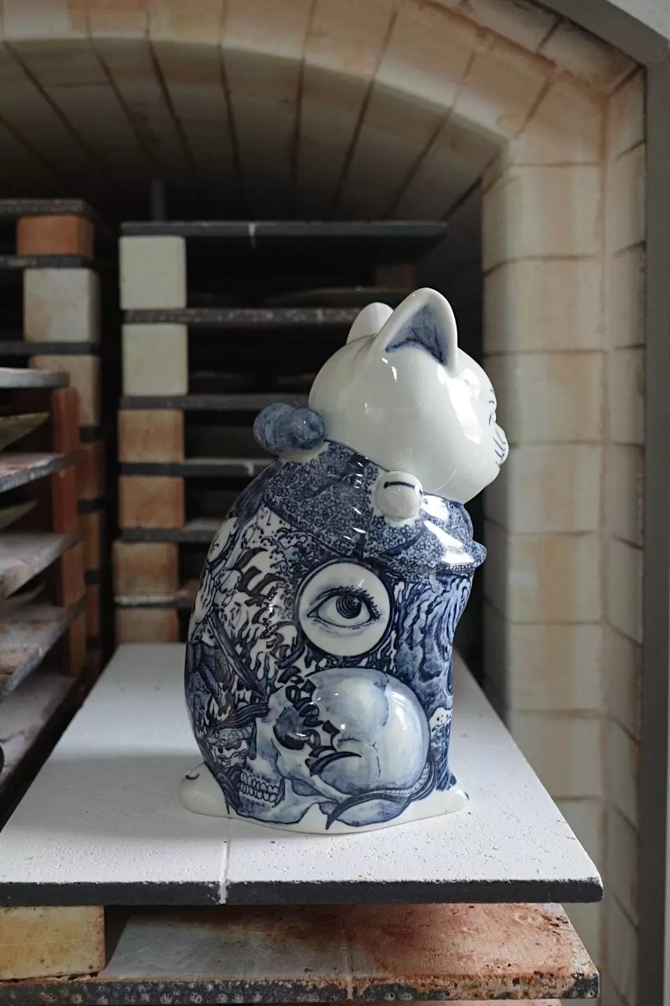 【未使用】 陶器製穴あきデザイン ライトオブジェ 【作家作品：一点物】 八寸招き猫 by 穴山文香 | 現代アートの販売・通販 | ArtSticker