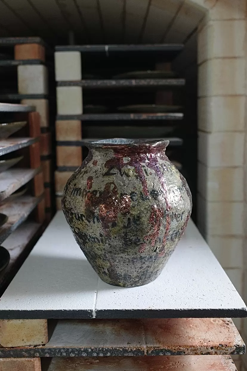鉱物か?陶器か分かりません。 楽焼手捻壷 by 穴山文香 | 現代アートの販売・通販 | ArtSticker