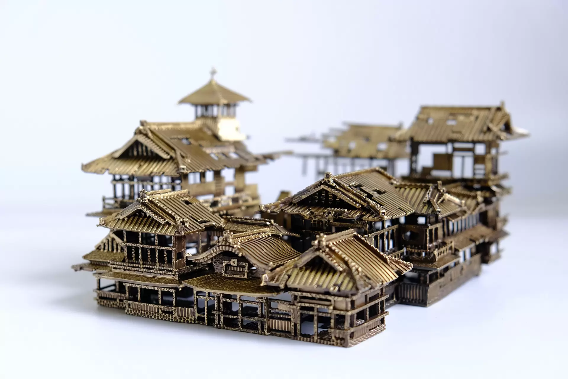 久野彩子 オブジェ　grow-flower8-　ガラス　アンティークボトル 久野彩子 のアート作品 | 現代アートの販売・通販 | ArtSticker