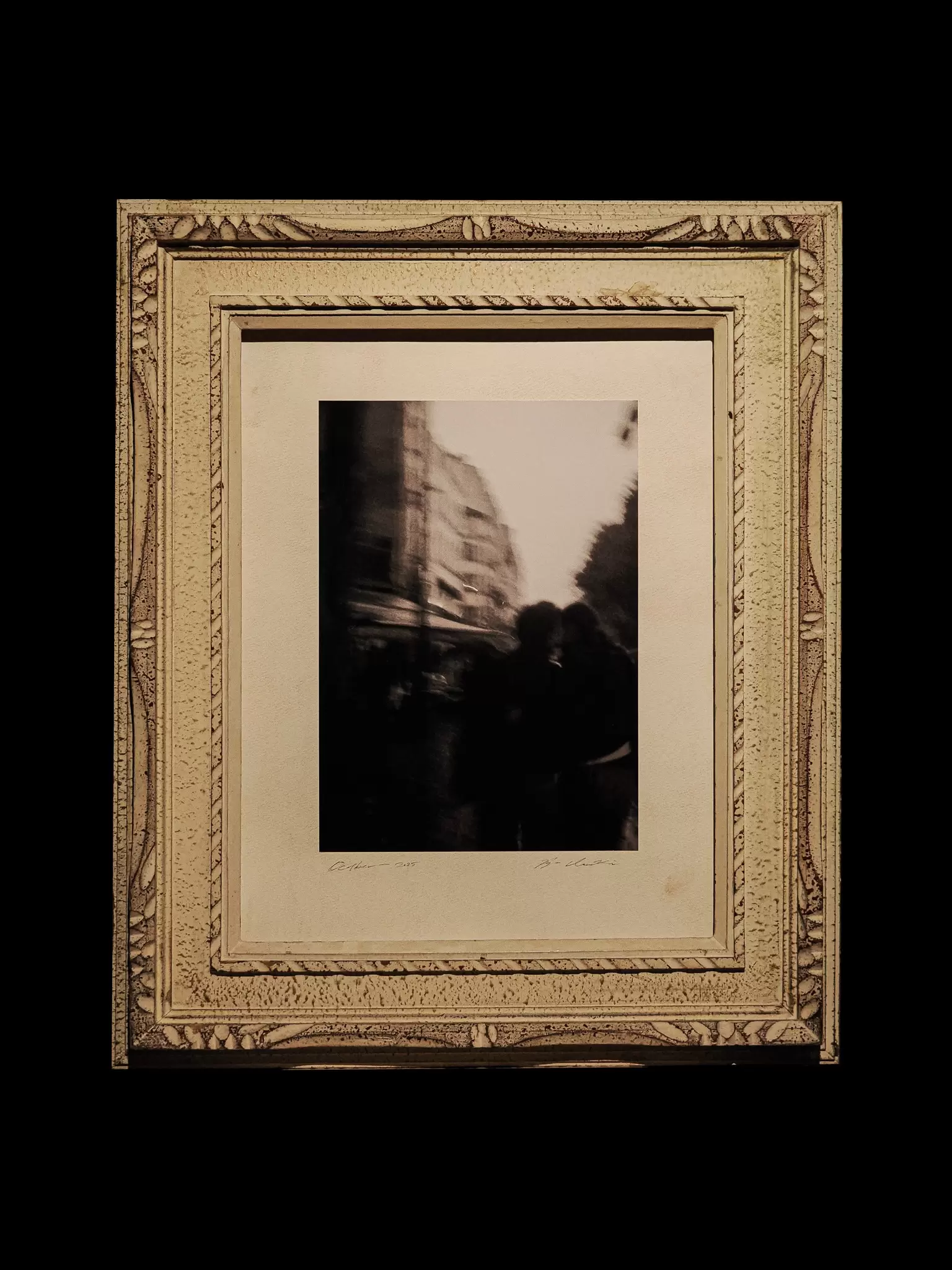 Two people exchanging kisses [Photo + Frame SET]