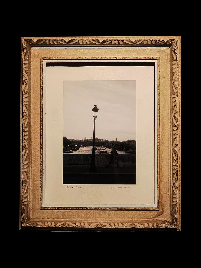 右岸から左岸へ歩く男 [Photo + Frame SET] by 岩城 稜-Ryo Iwaki