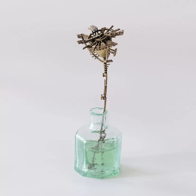 久野彩子 オブジェ　grow-flower8-　ガラス　アンティークボトル grow-flower15- by 久野彩子 | 現代アートの販売・通販 | ArtSticker