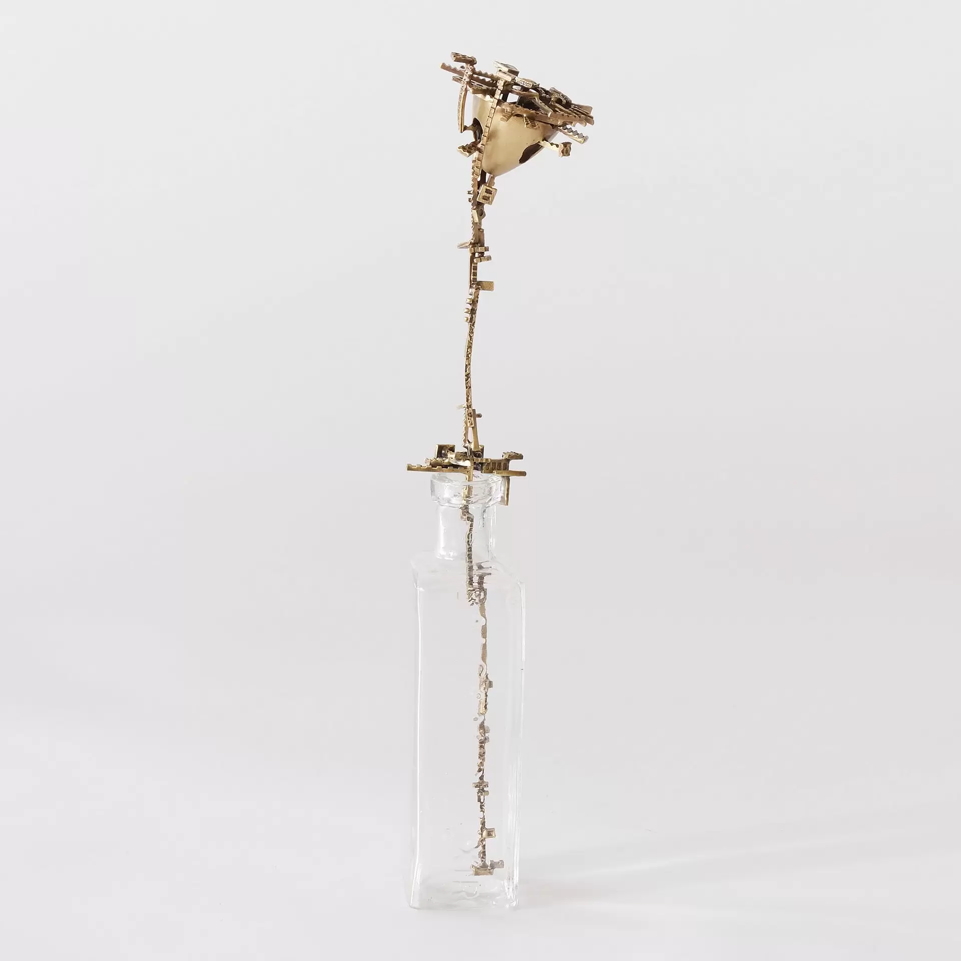 久野彩子 オブジェ　grow-flower8-　ガラス　アンティークボトル 久野彩子 のアート作品 | 現代アートの販売・通販 | ArtSticker