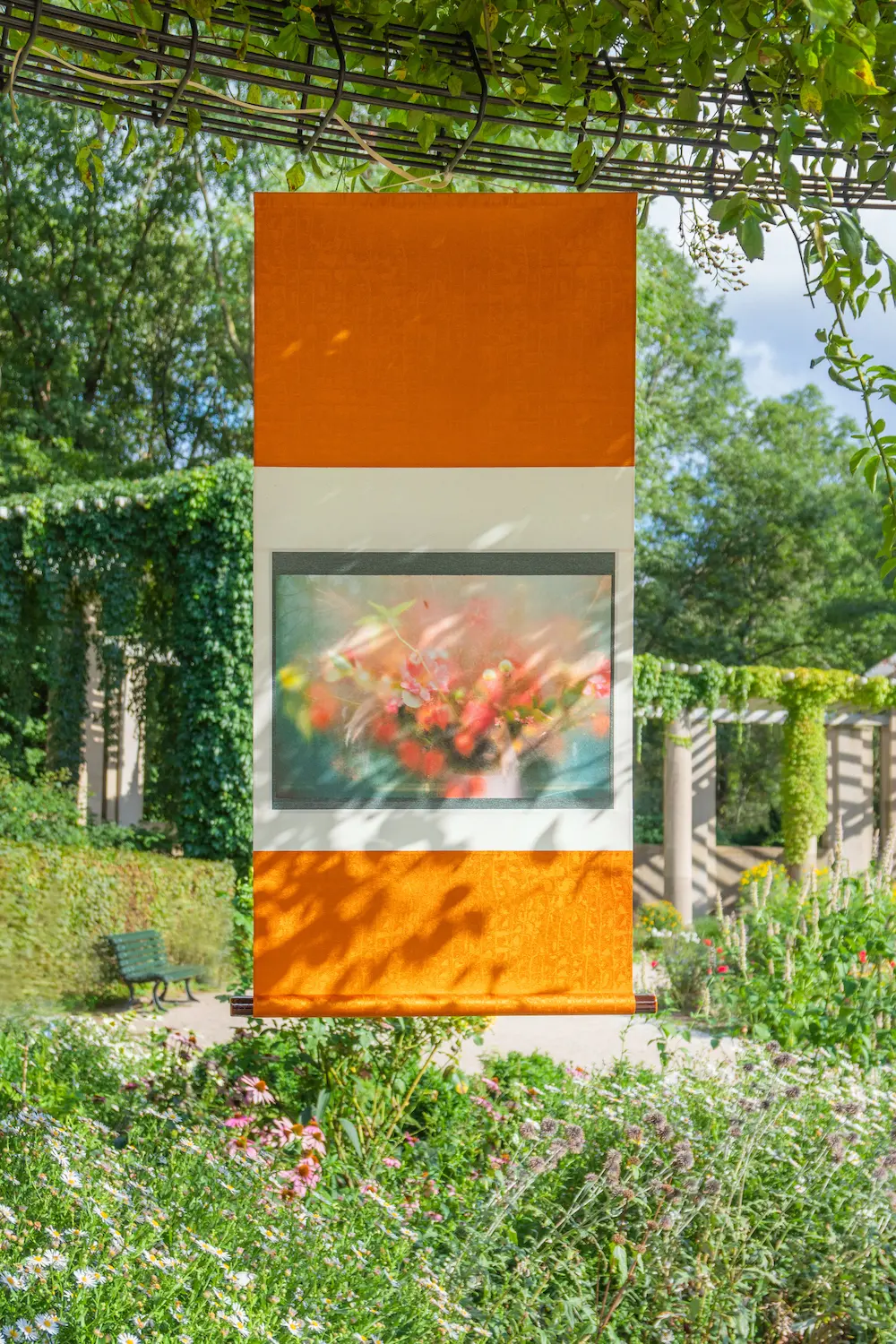 flowers in the window 窓辺の花