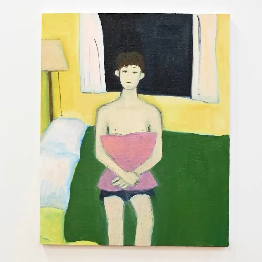 クッションを抱く人