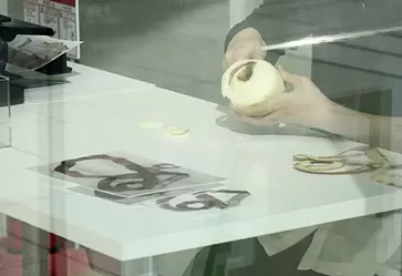 りんごを剥く、地球儀を剥ぐ