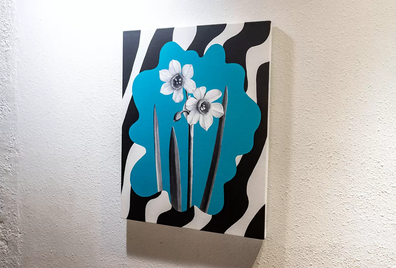 Fake flower reflected in water #01 by 松山しげき | 現代アートの