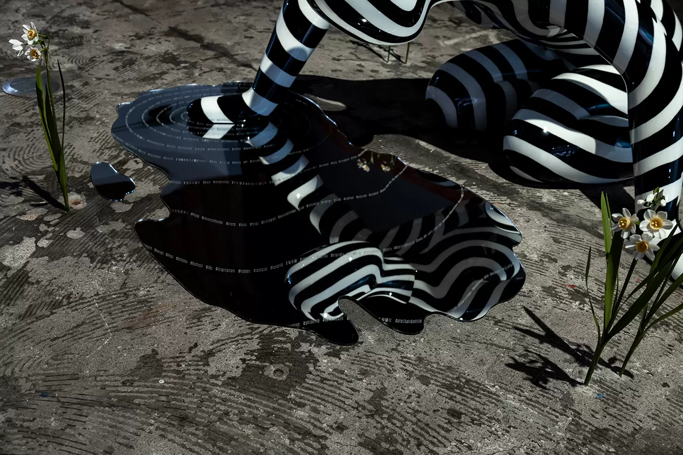 Narcissus Stares into the Water #01 by 松山しげき | 現代アートの